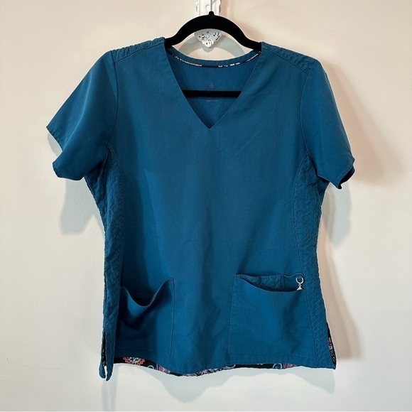 Vera Bradley Tops - Vera Bradley V-Neck Scrub Top